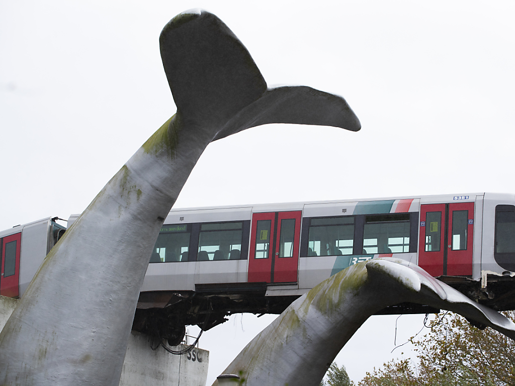 La statue a empêché la rame de métro de s'écraser dix mètres plus bas.