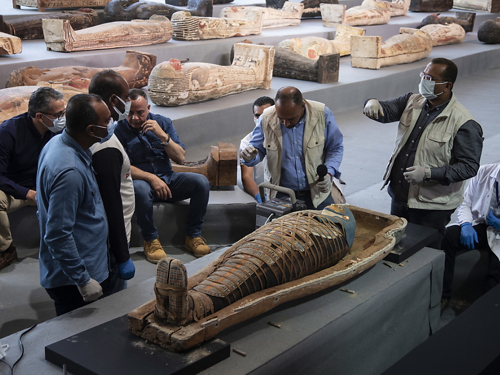 Un des cercueils contenait une momie enveloppée dans un linceul orné de hiéroglyphes colorés.