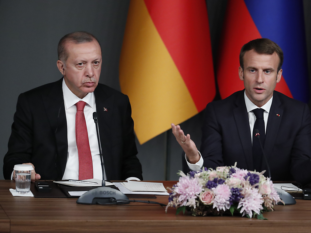 Le torchon brûle entre le président français Emmanuel Macron et son homologue turc Recep Tayyip Erdogan (ARCHIVES).