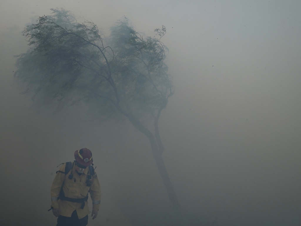 Un feu de broussailles s'est déclenché en Californie dans les collines d'Irvine (environ 60 km au sud-est de Los Angeles).