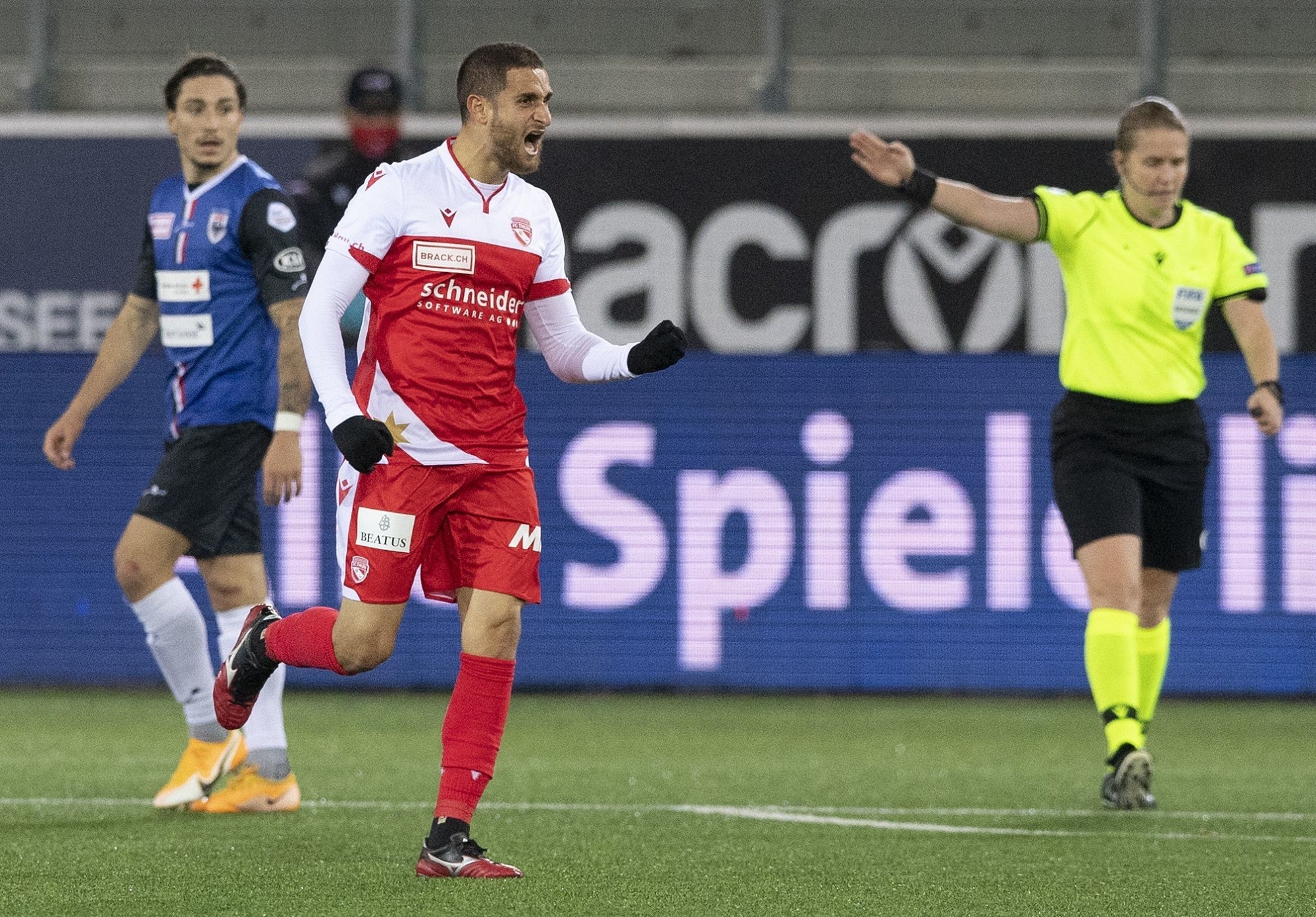 Saleh Chihadeh exulte après avoir marqué le but victorieux du FC Thoune contre le FC Aarau.