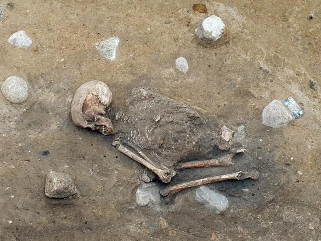 Les ossements ont été découverts par hasard lors de travaux.