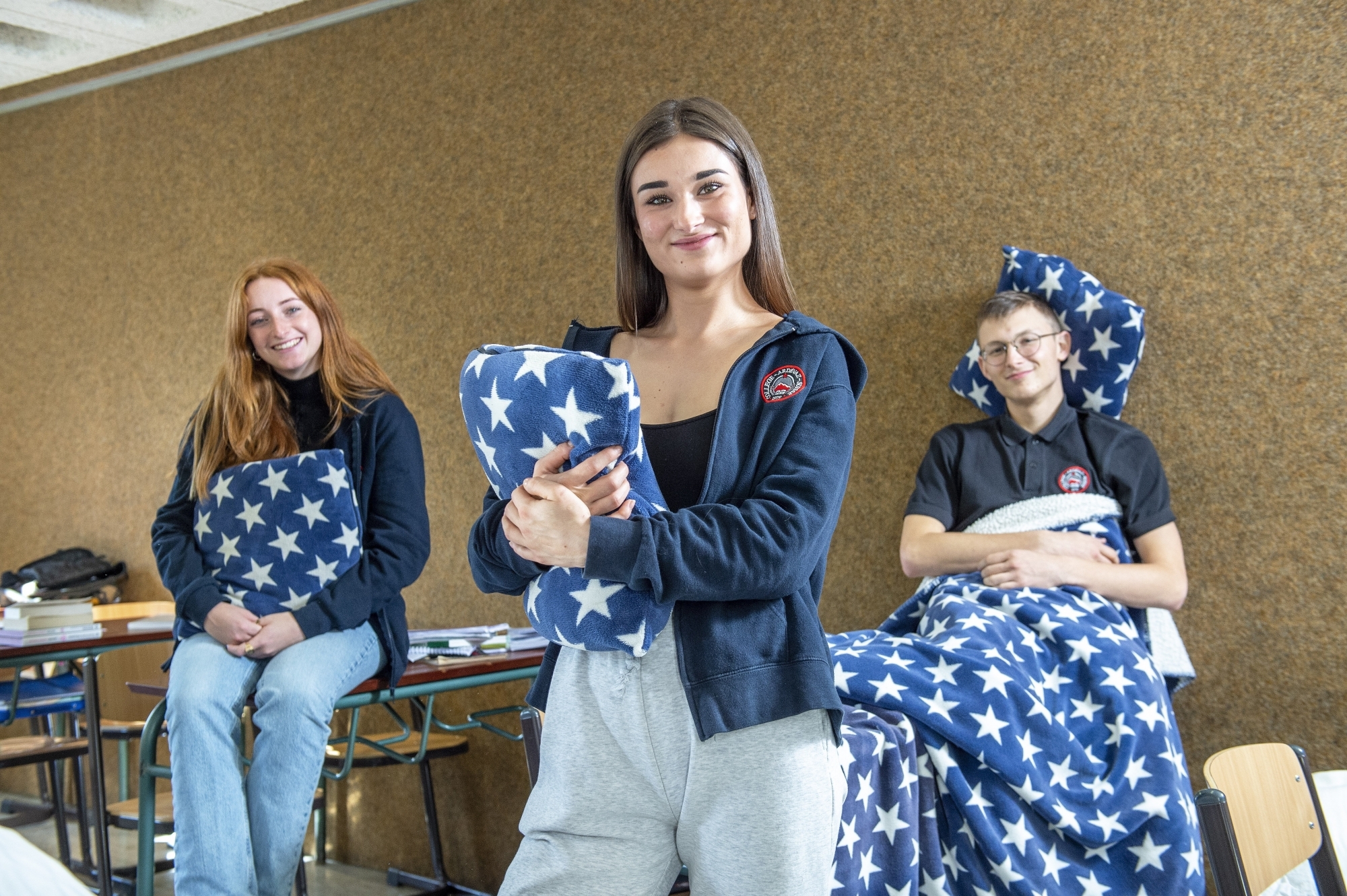 Rose, Zoé et Nils peuvent dormir une heure de plus. Plus d'excuses, somnoler en classe, c'est fini.