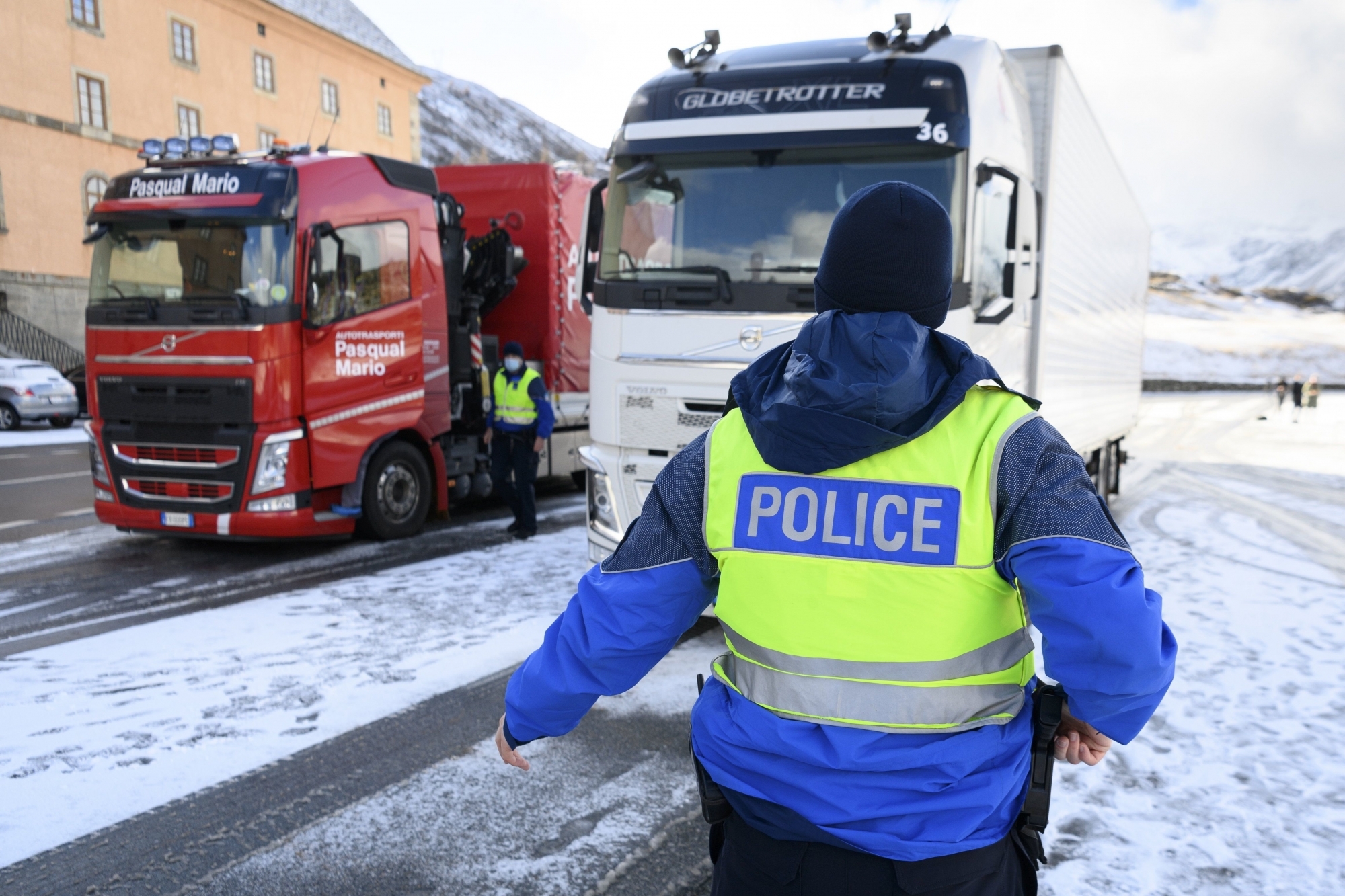 La police cantonale va augmenter ses contrôles des camions au Simplon.