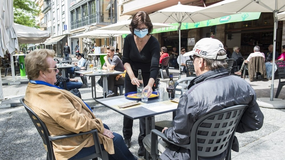 Contrairement à leurs homologues genevois, les patrons de restaurants et bars valaisans vont pouvoir continuer de servir leurs clients. Dans le respect des mesures décidées il y a 10 jours.