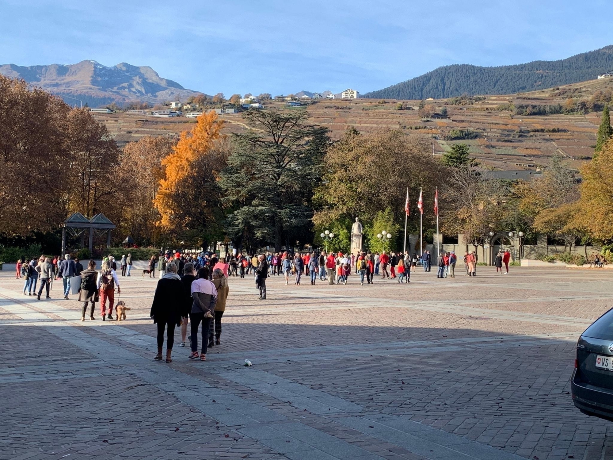 En Valais, une centaine de personnes se sont réunies à Sion dimanche pour protester contre les mesures sanitaires. Le rassemblement n'était pas autorisé.