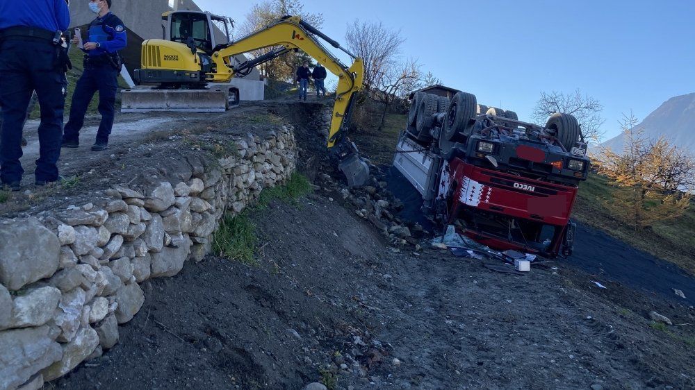La police a ouvert une enquête pour déterminer les causes exactes de l'accident qui a envoyé un camion dans le fossé sur les hauts de Saxon.
