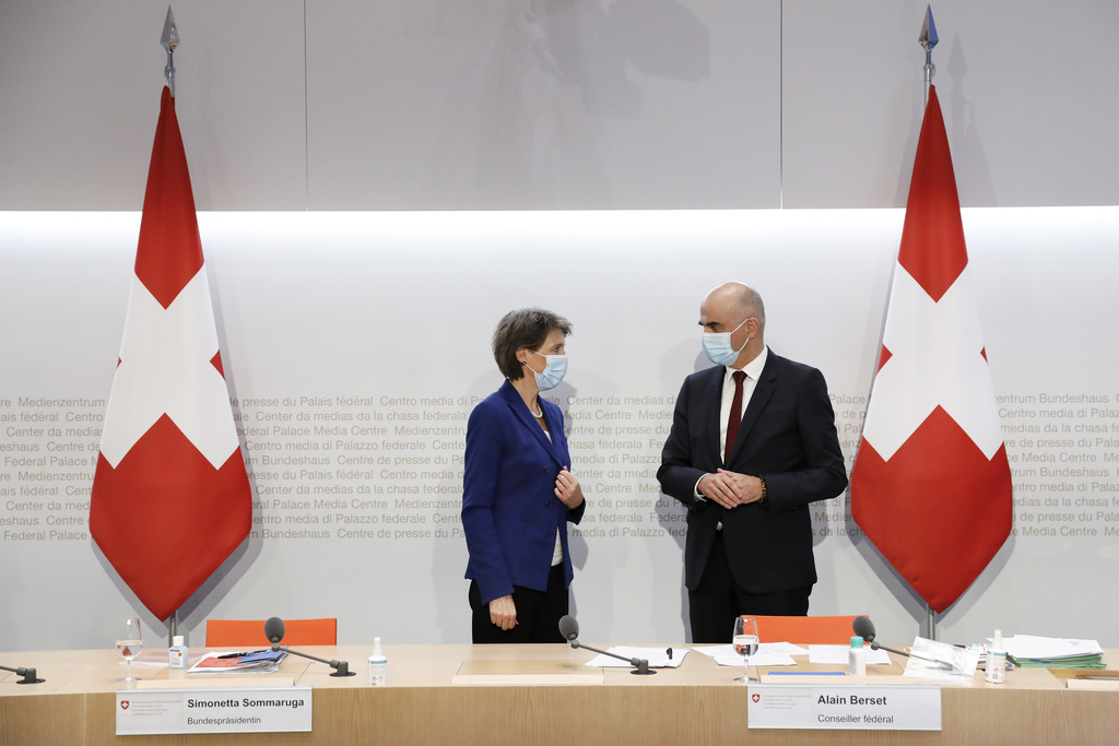 La présidente de la Confédération Simonetta Sommaruga et le ministre de la santé Alain Berset ont présenté les dernières décisions du gouvernement. 