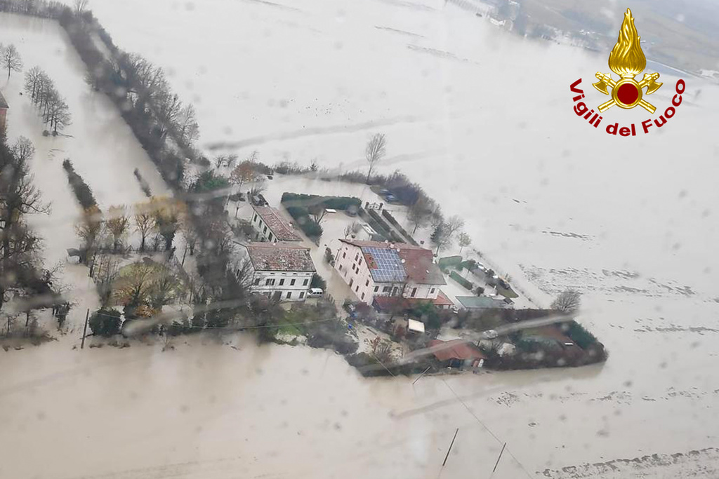 A Modène, le fleuve Panaro a débordé de son cours.