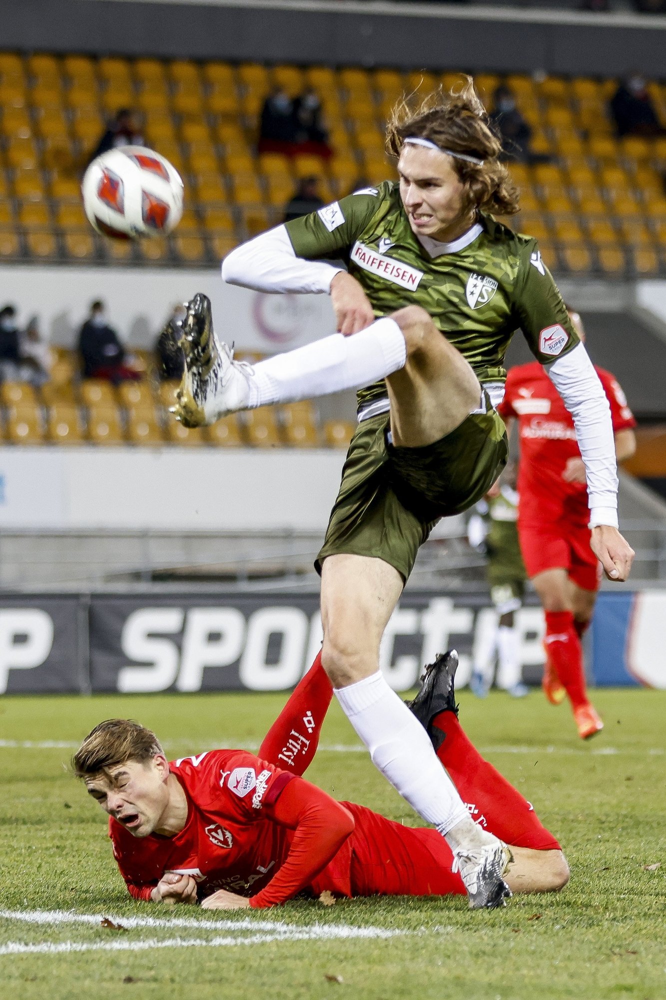 Roberts Uldrikis envoie le ballon hors du cadre des buts du FC Vaduz lors du match de samedi au Liechstenstein.