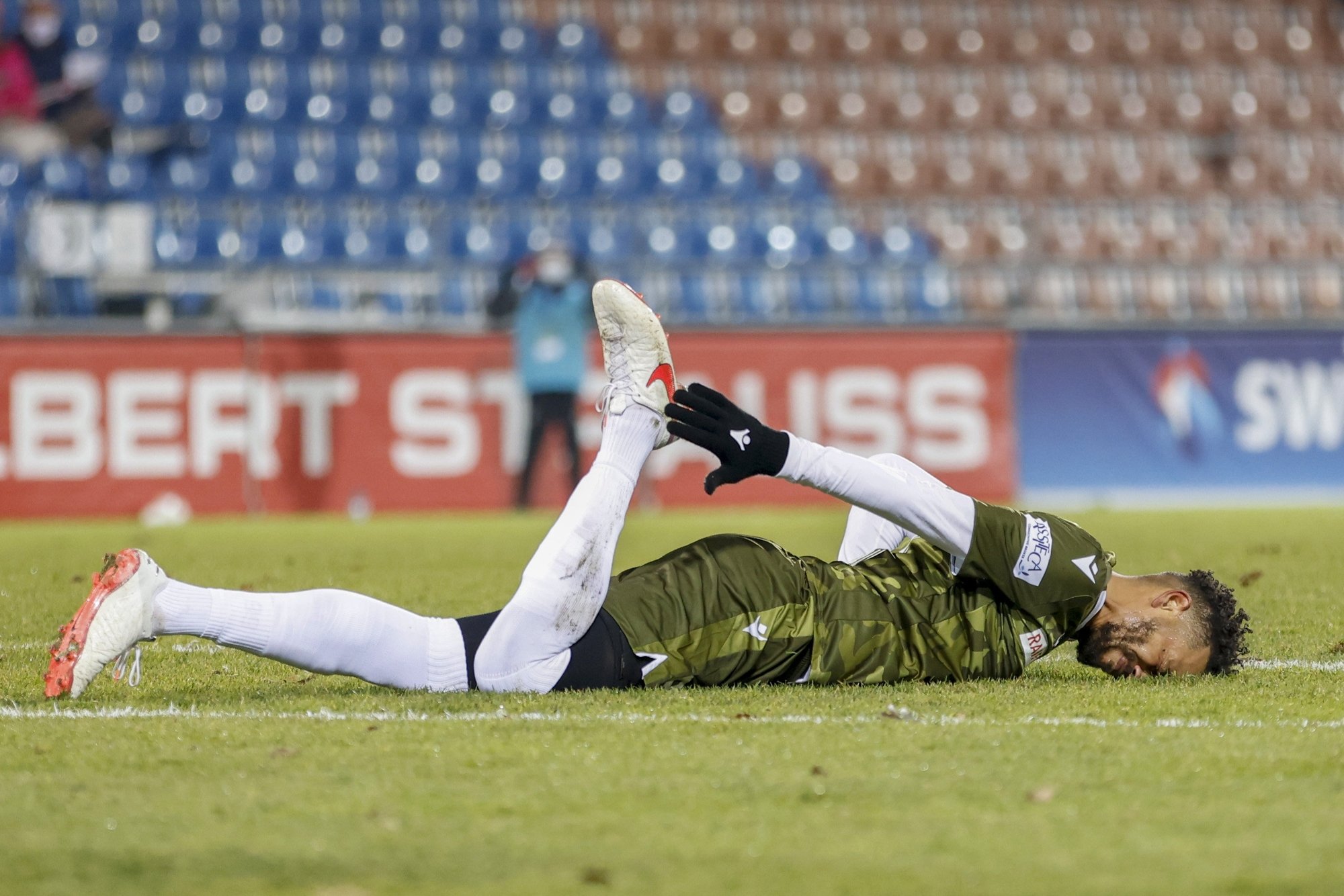Guillaume Hoarau se retrouve au sol après la blessure subie à la cuisse contre Vaduz samedi.