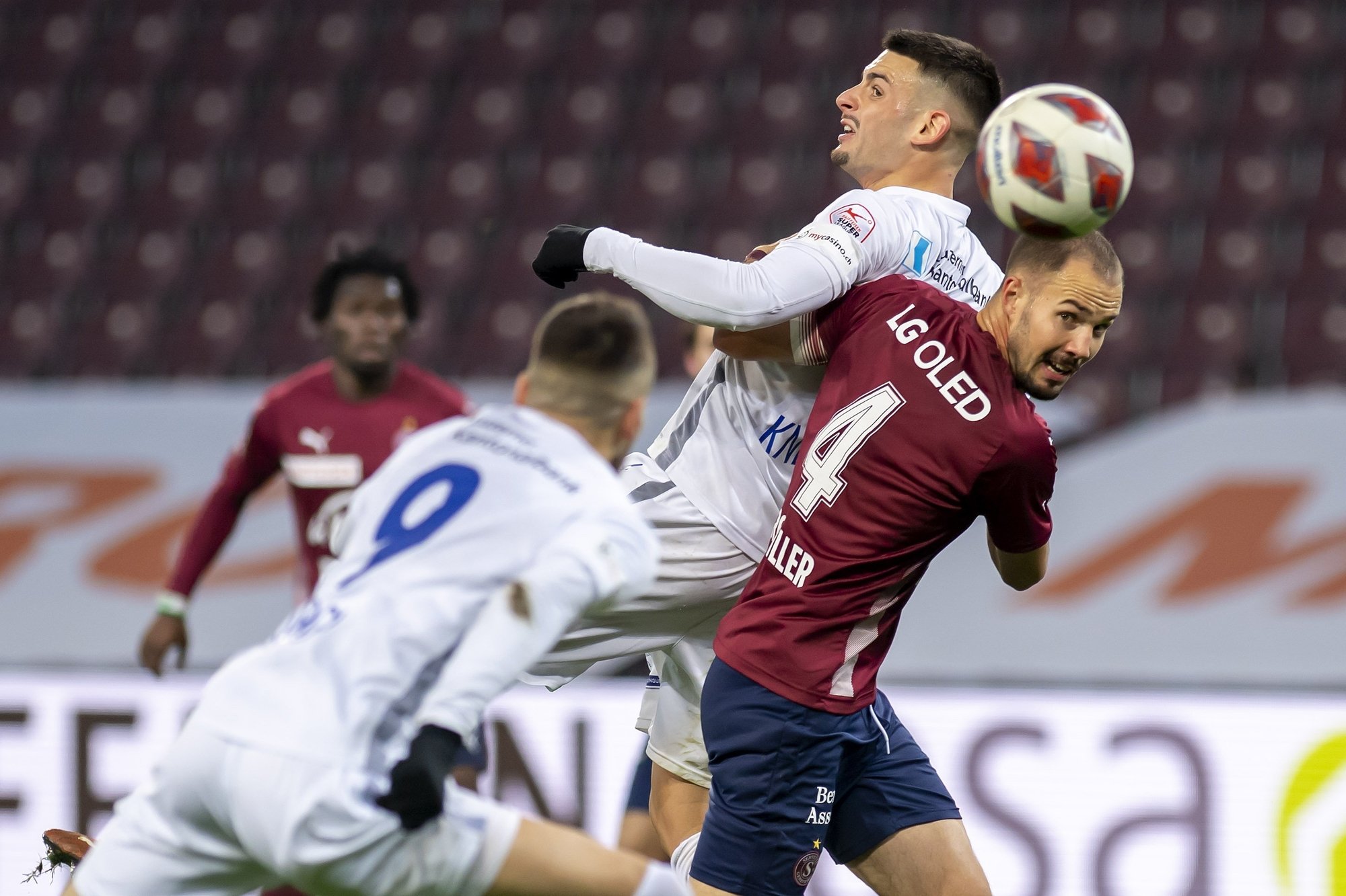 Steve Rouiller s'engage entre Dejan Sorgic et Stefan Knezevic pour marquer le seul but du Servette FC contre Lucerne.