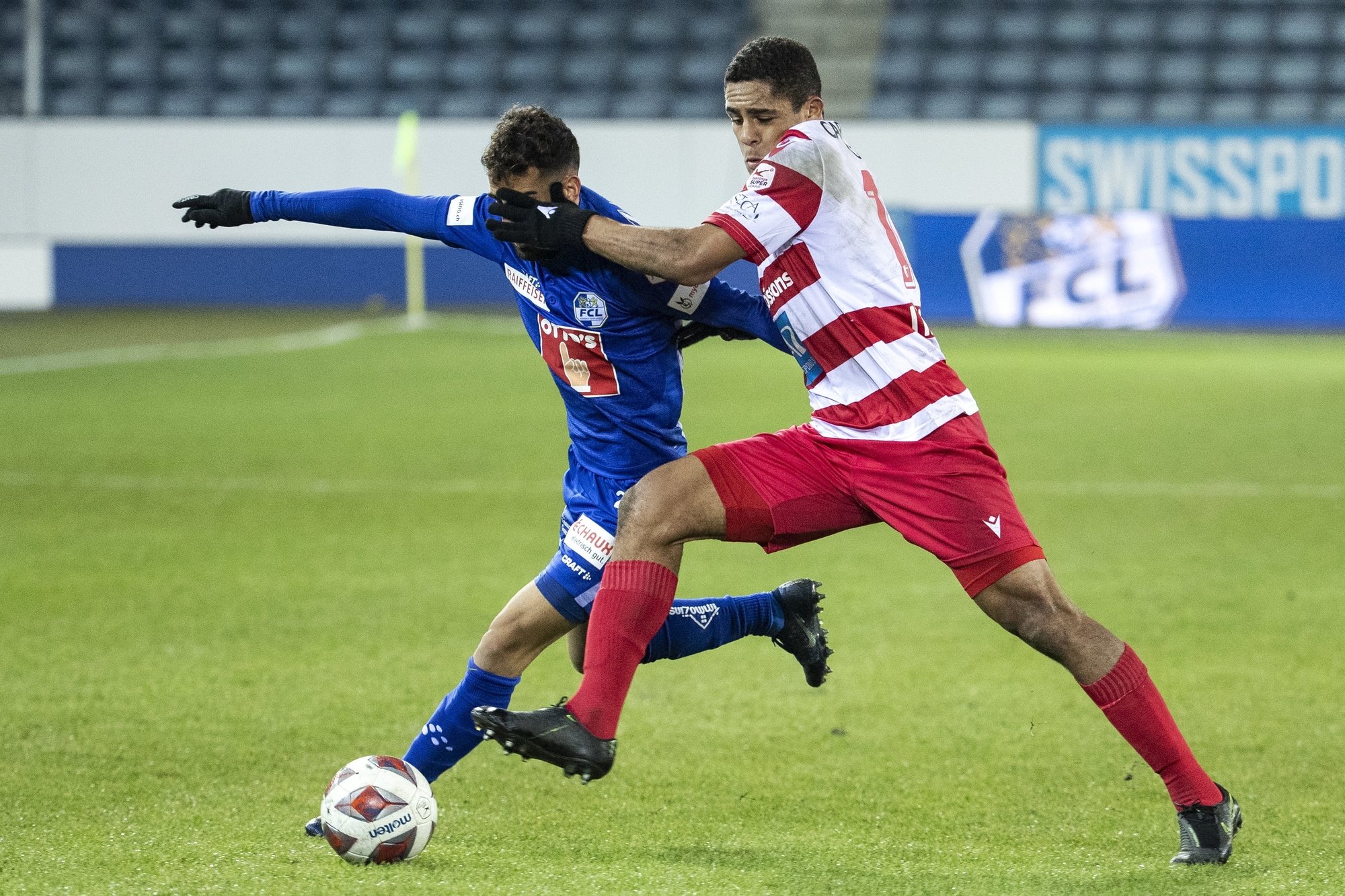 Varol Tasar et Cleilton Itaitinga s'accrochent durant le match entre le FC Lucerne et le FC Sion.