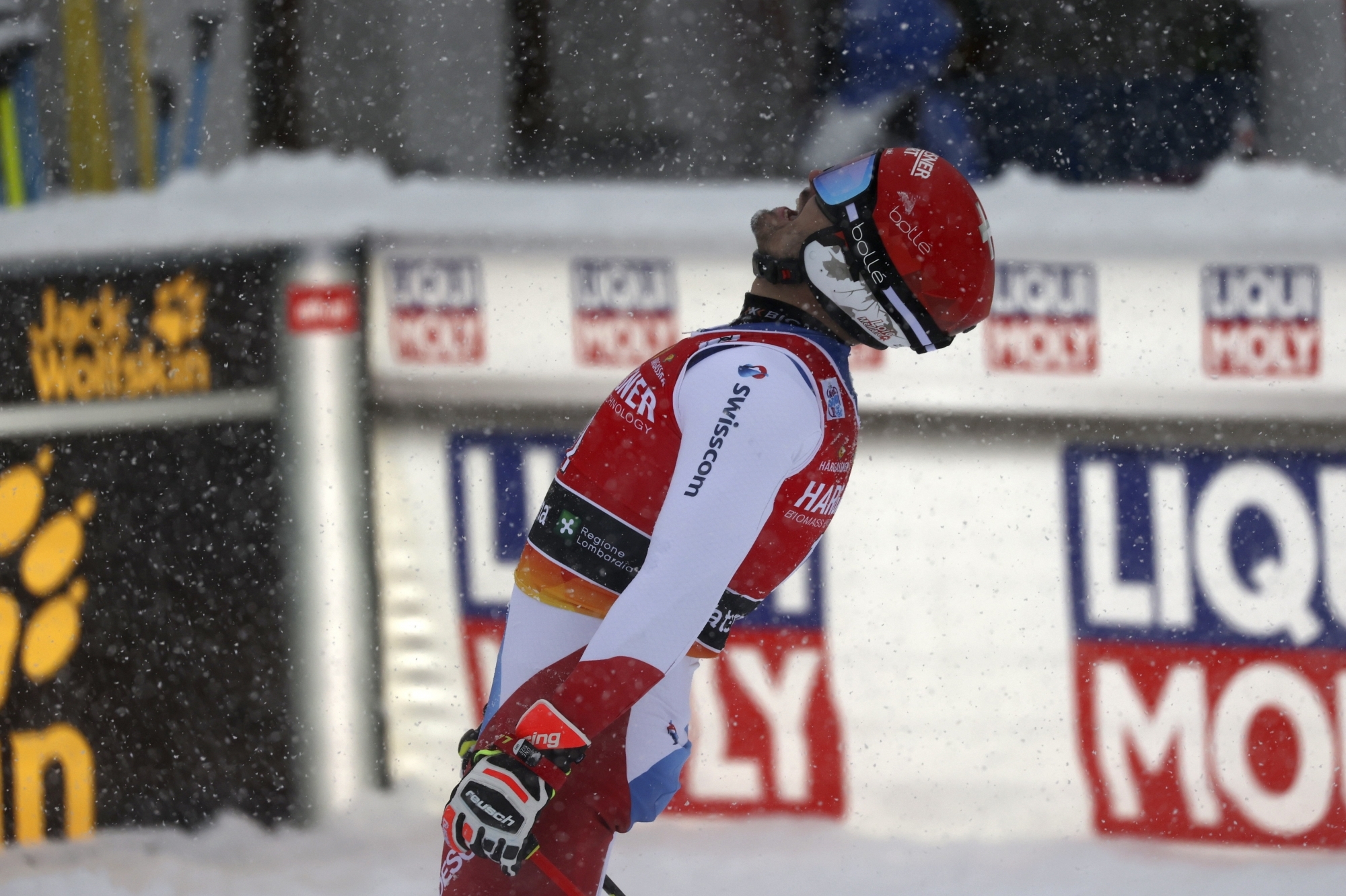 Loïc Meillard au pied du podium.