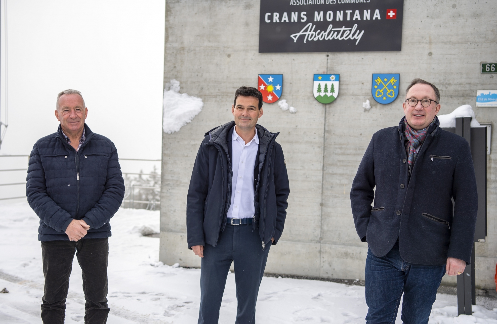 Présidents respectivement d'Icogne, de Lens et de Crans-Montana, Martial Kamerzin, David Bagnoud et Nicolas Féraud devant les locaux de l'ACCM.