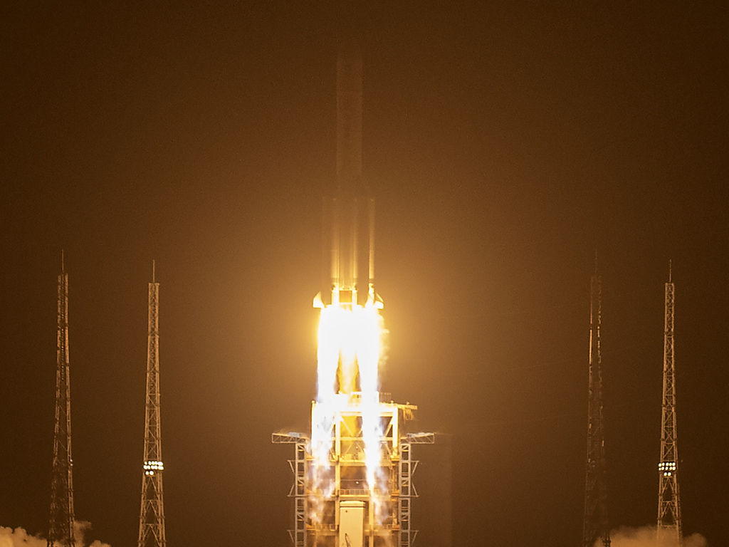 La fusée Longue-Marche 5, qui transporte la sonde, a décollé mardi à 04h30 locales depuis le centre spatial de Wenchang, sur l'île de Hainan (sud).