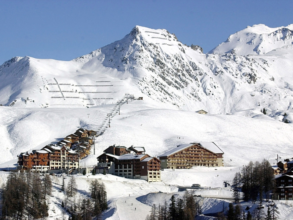 La Compagnie des Alpes, qui exploite des domaines skiables comme La Plagne en Savoie (photo), a vu son chiffre d'affaires être malmené par la pandémie (archives).