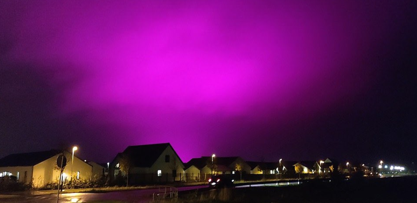 Depuis quelques semaines, le ciel de Trelleborg vire au violet la nuit tombée.