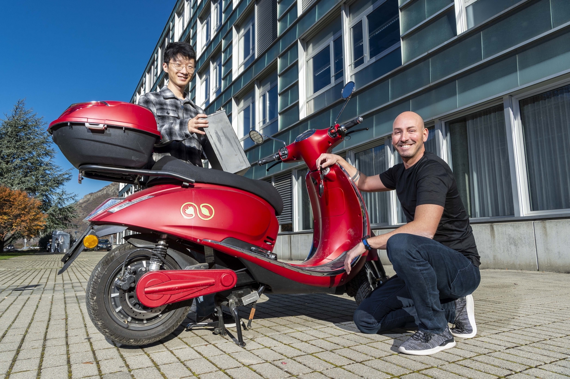 Un scooter intelligent pour améliorer la gestion des batteries est actuellement développé à l'Idiap de Martigny par l'étudiant Huajian Qiu et son responsable de projet, le Dr. Jérôme Kaempf (à dr.)