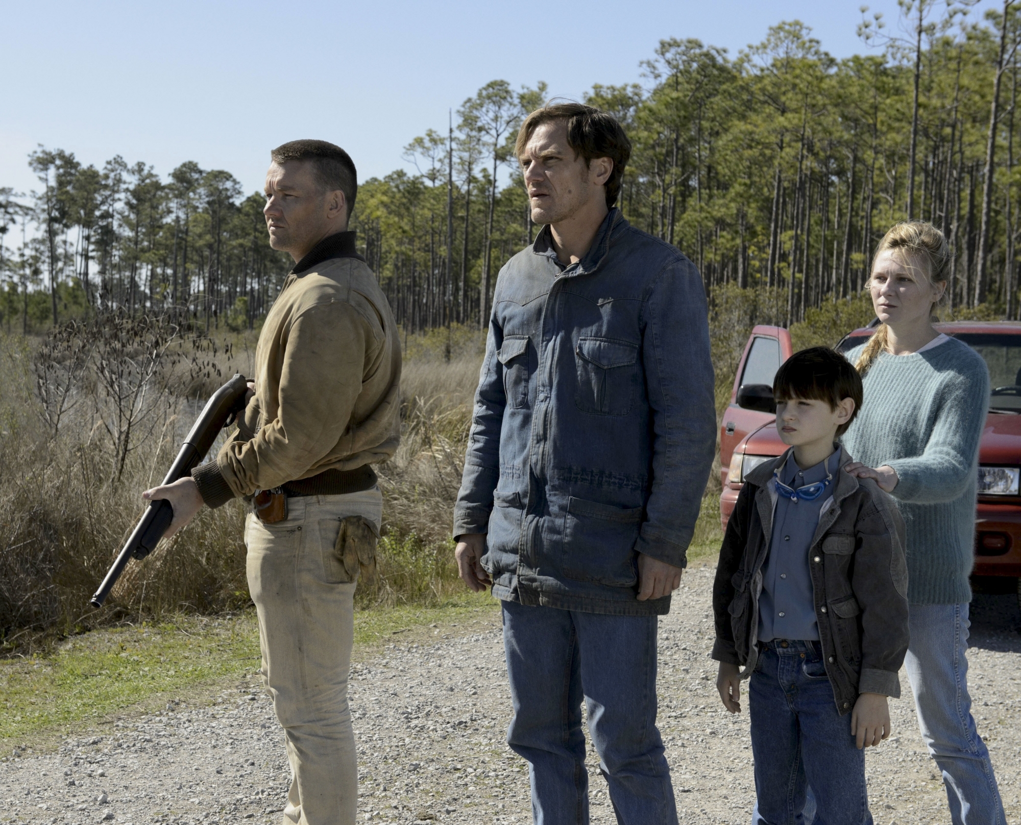 Roy (Michael Shannon, au centre) a kidnappé son propre fils pour le soustraire à des fanatiques. 