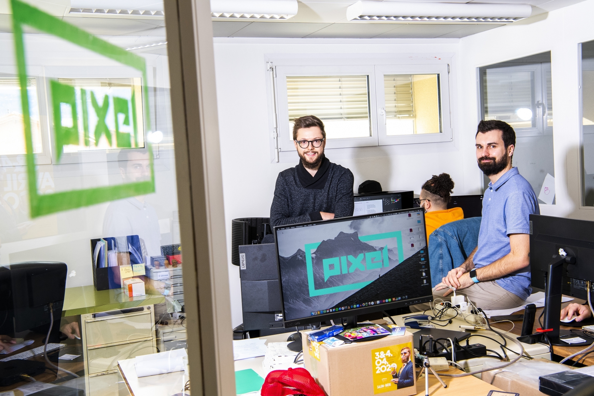 L'autonomie développée par Lionel Quarroz (à gauche) à la Team Academy de la HES-SO Valais a séduit Alex Milius, directeur de la start-up Pixel Sàrl.