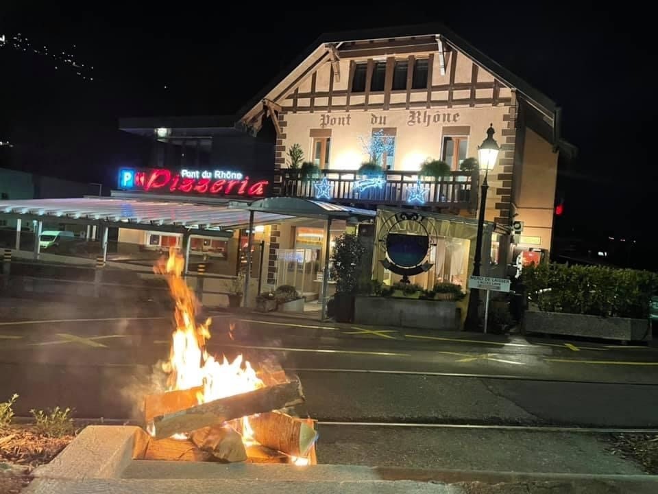 Sur sa page facebook, le patron de la pizzeria du Pont du Rhône a publié cette photo de feu symbolique organisé un peu partout en Suisse avec ce message. "Notre profession est en danger !" 