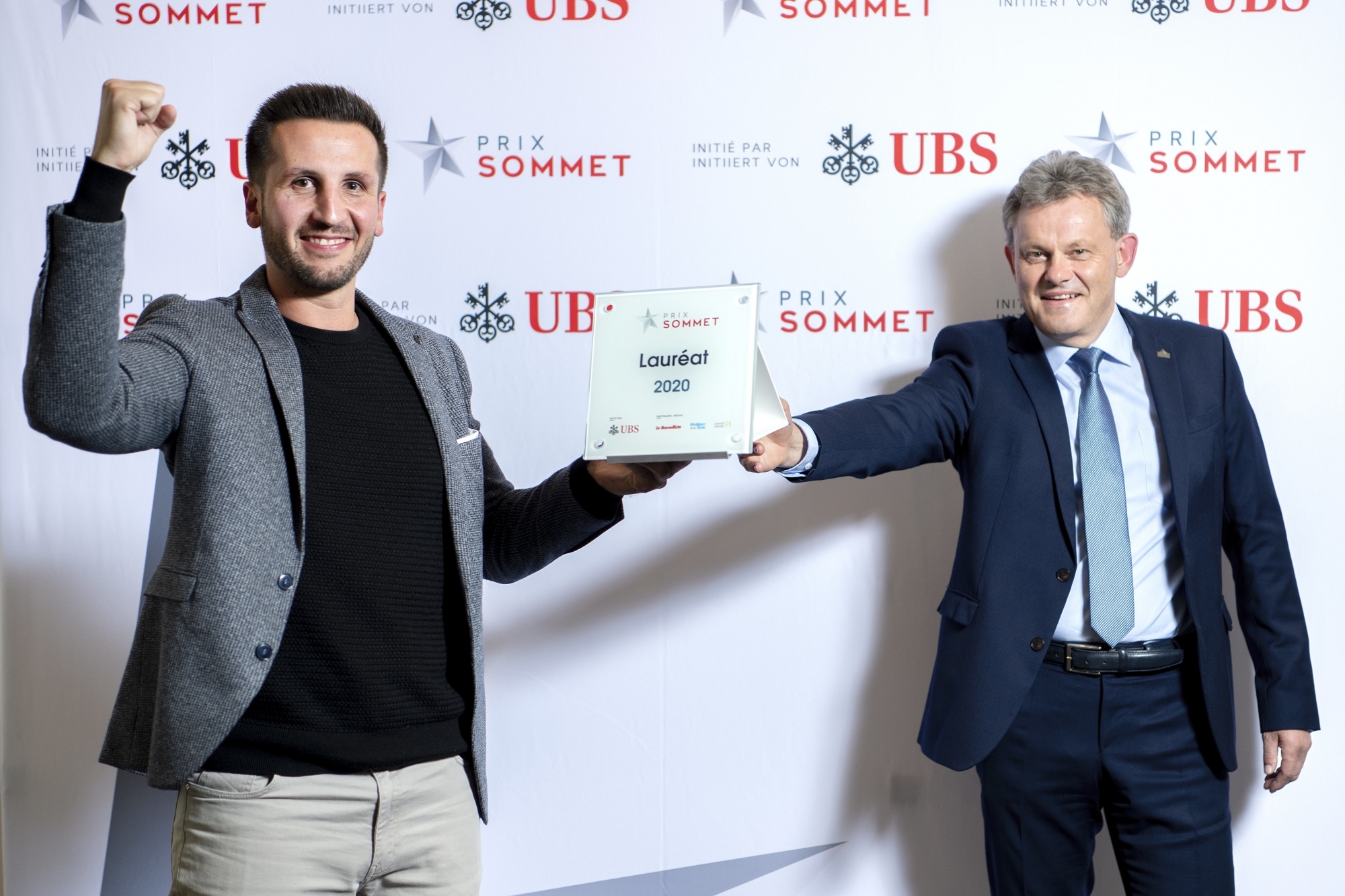 Iwan Willisch, directeur régional d'UBS Valais (à dr.) a remis le Prix Sommet 2020 à Julien Gonthier, directeur de Biofruits SA.