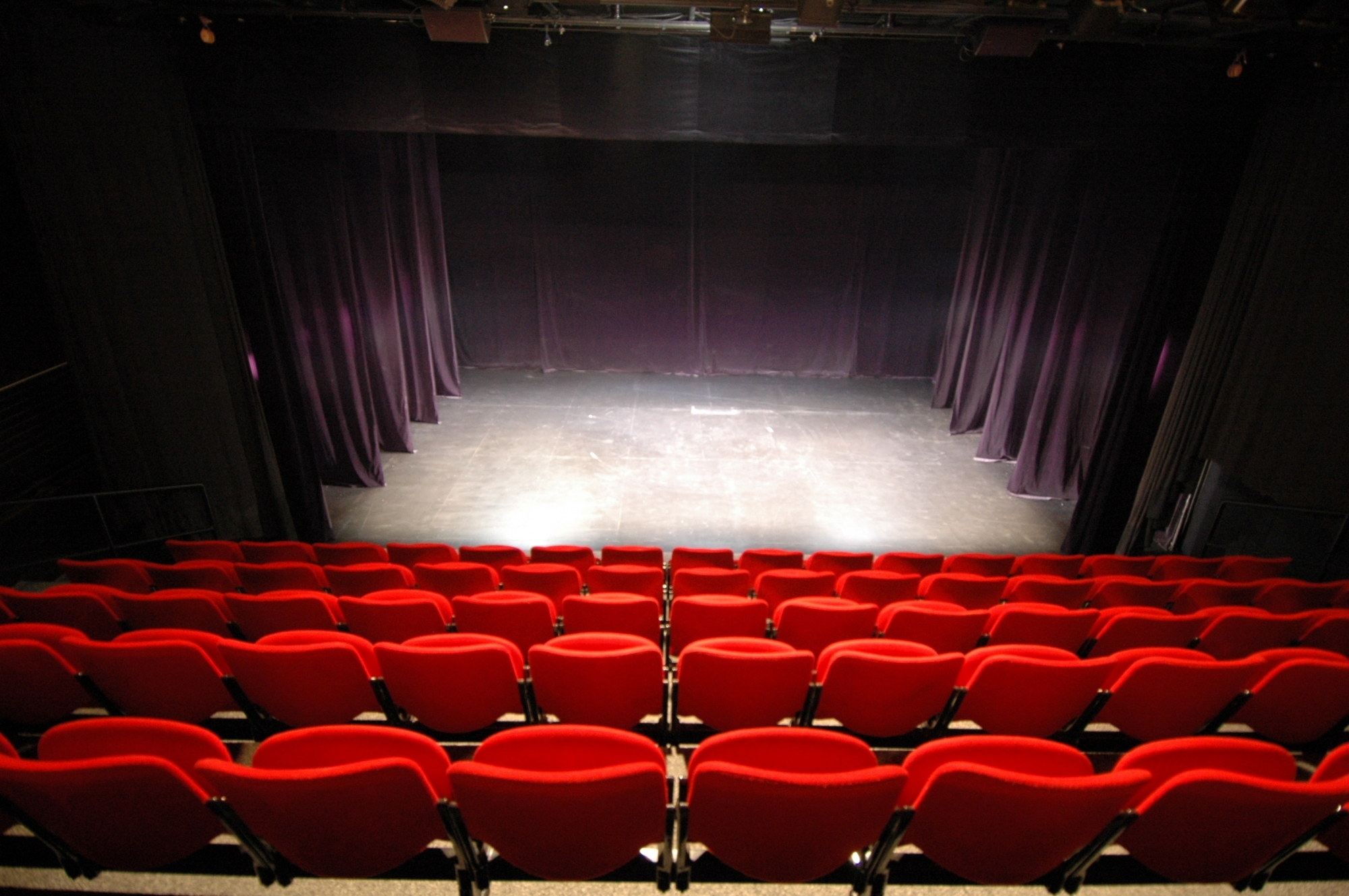 Les salles de spectacle vont rester vides pour encore de nombreuses semaines. Un coup dur pour les professionnels de la culture.