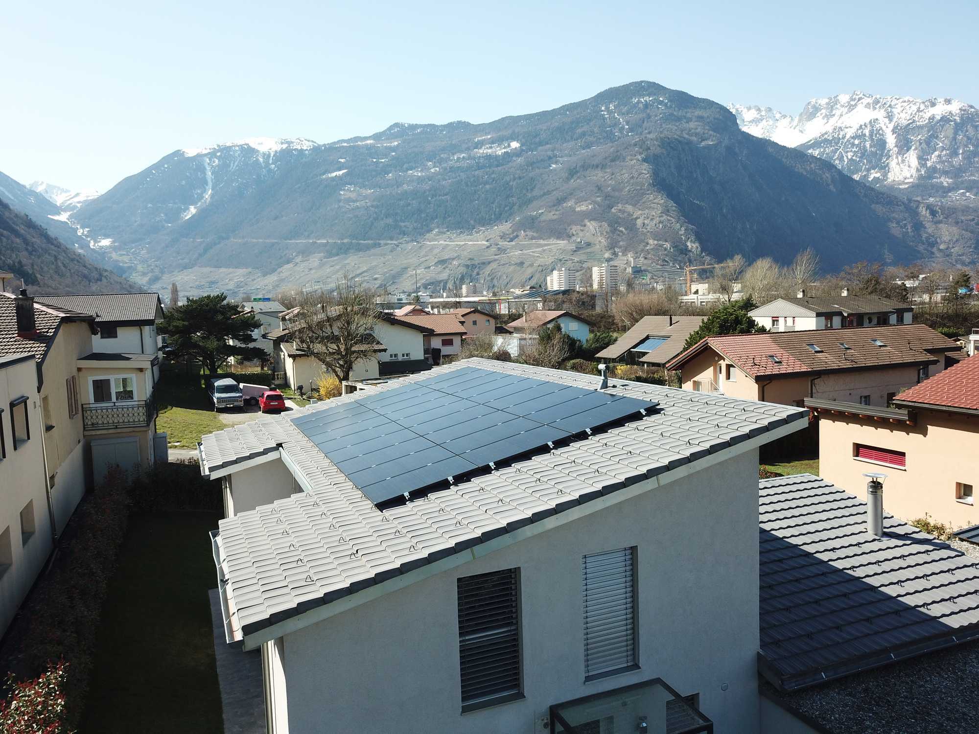 Un exemple d'une petite installation photovoltaïque installée sur un toit du quartier du Guercet à Martigny.