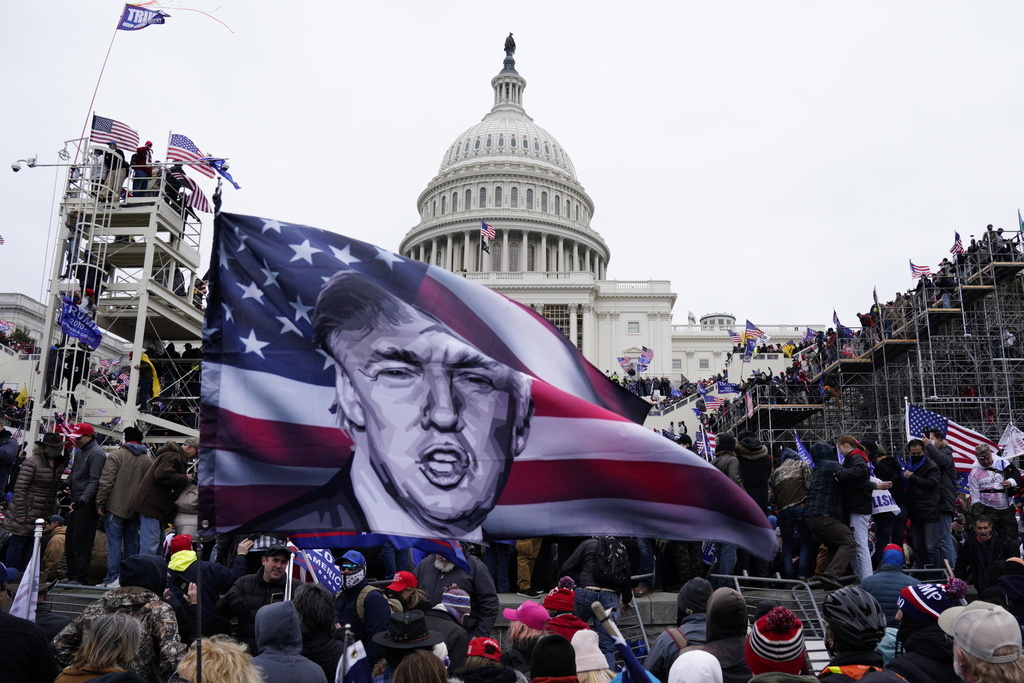 "Ce qui s'est produit au Capitole était une insurrection contre les Etats-Unis, incitée par le président", a tancé le chef des sénateurs démocrates Chuck Schumer.