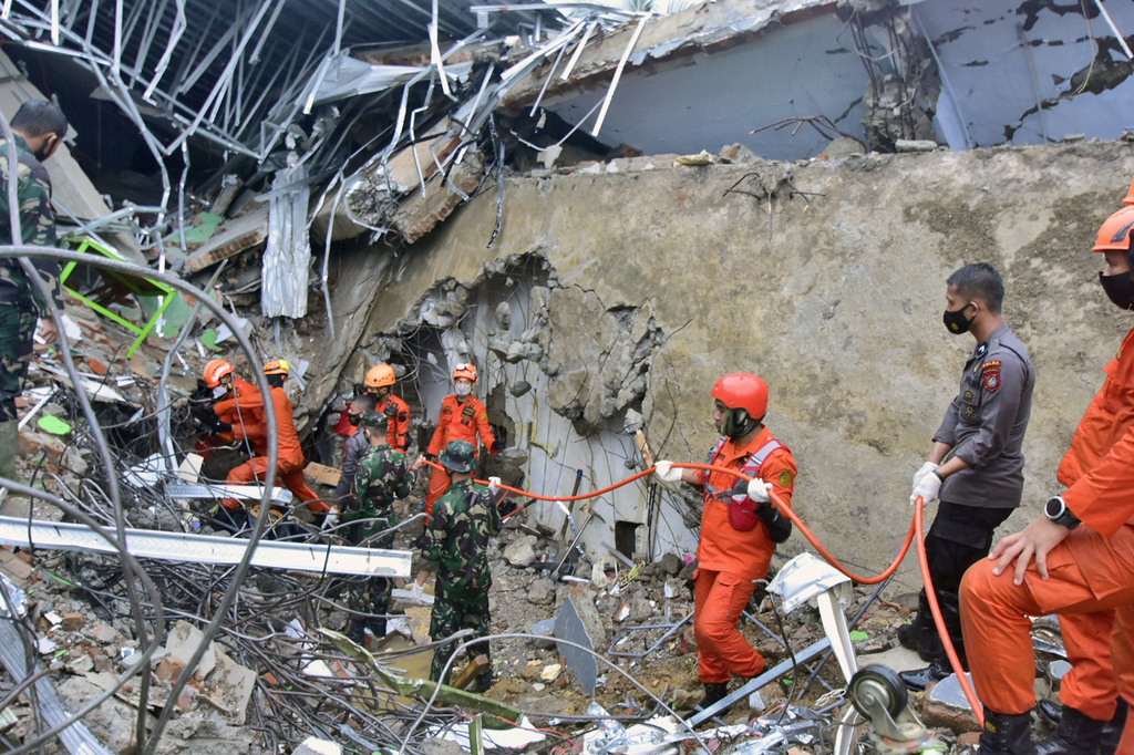 Plusieurs bâtiments, dont un hôpital, se sont effondrés à Mamuju.