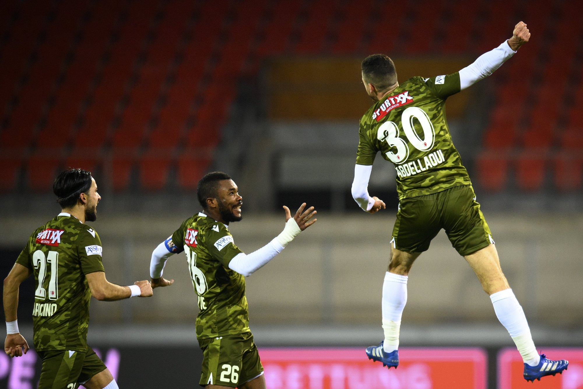 Ayoub Abdellaoui saute de joie devant Geoffroy Serey Die et Dennis Iapichino après avoir marqué le but de la victoire pour le FC Sion contre le FC Vaduz.