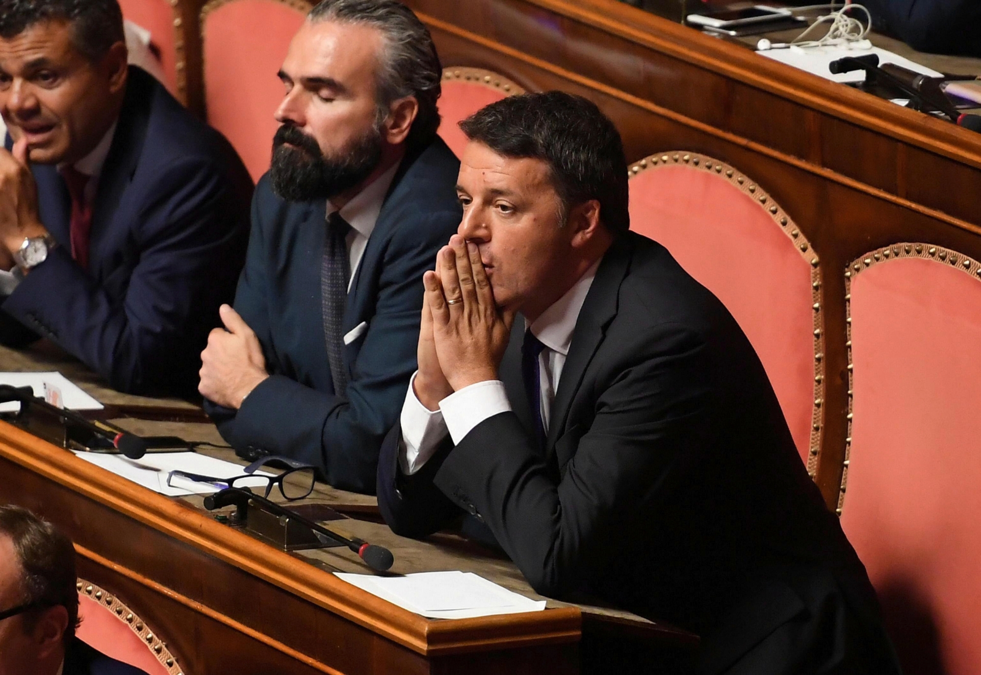 epa07832454 Pd senator Matteo Renzi (R) listens to his collegues declarations of votes in the Senate (High House) ahead of a confidence vote, in Rome, Italy, 10 September 2019. Italian Premier Conte's new government on the day faced the second of two confidence votes in parliament -- in the Senate, after passing the first one in the Lower House a day earlier. His new government is a coalition between the anti-establishment 5-Star Movement (M5S) and the center-left Democratic Party (PD).  EPA/MAURIZIO BRAMBATTI La Liberté