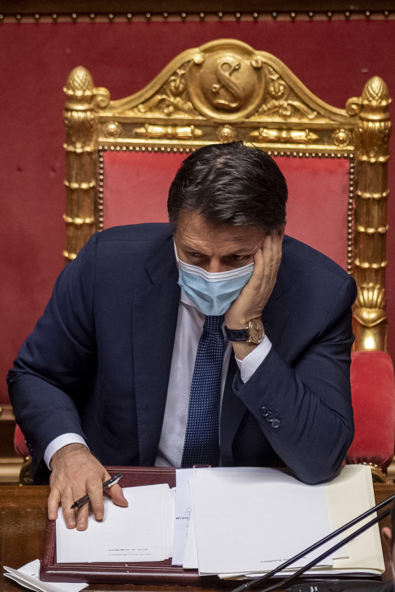 Le chef du gouvernement italien est parvenu à obtenir des courtes majorités au Sénat et à la Chambre.