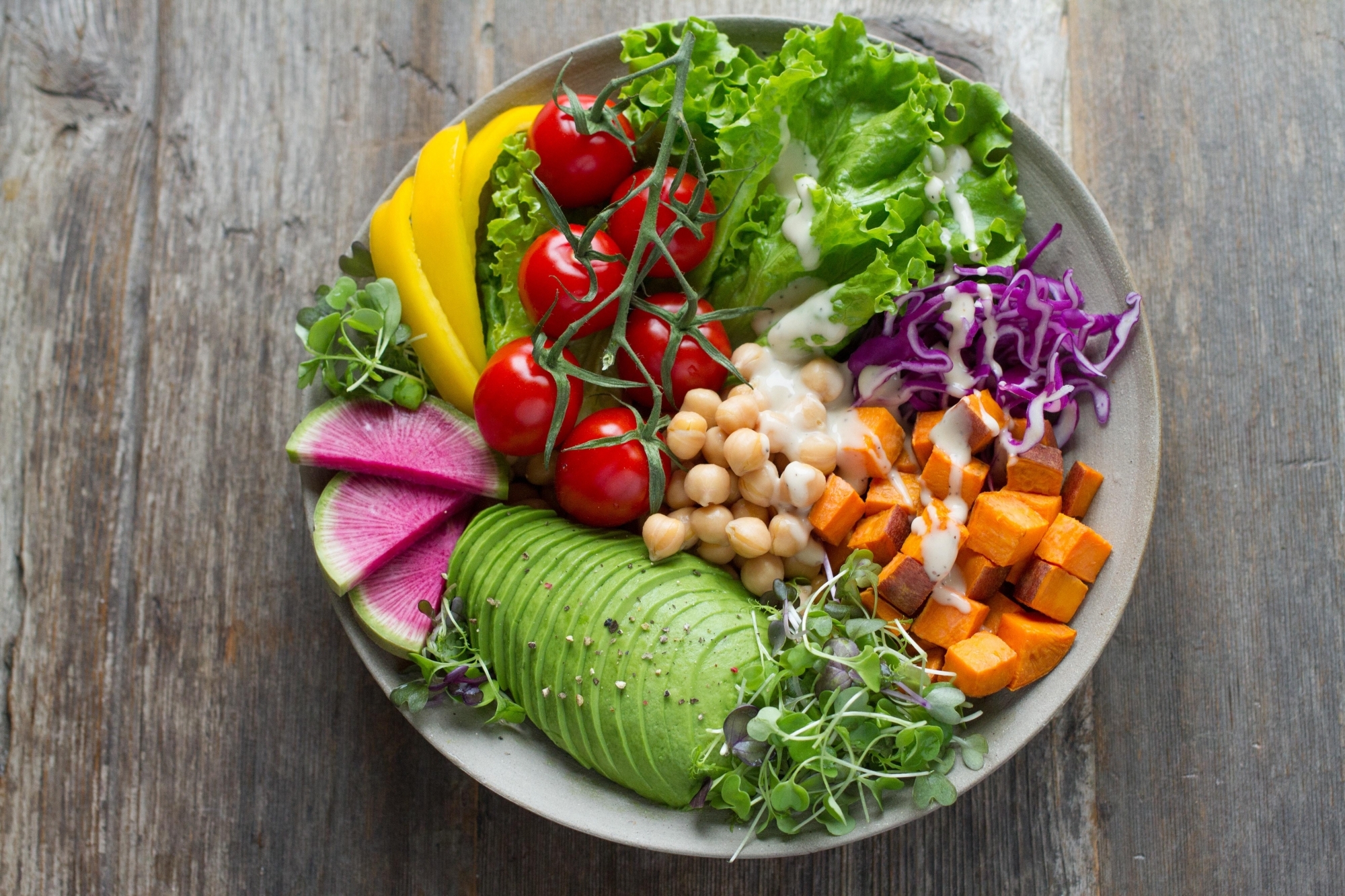 Une assiette colorée est souvent le signe d'une alimentation saine, pour son intestin comme pour son cerveau.