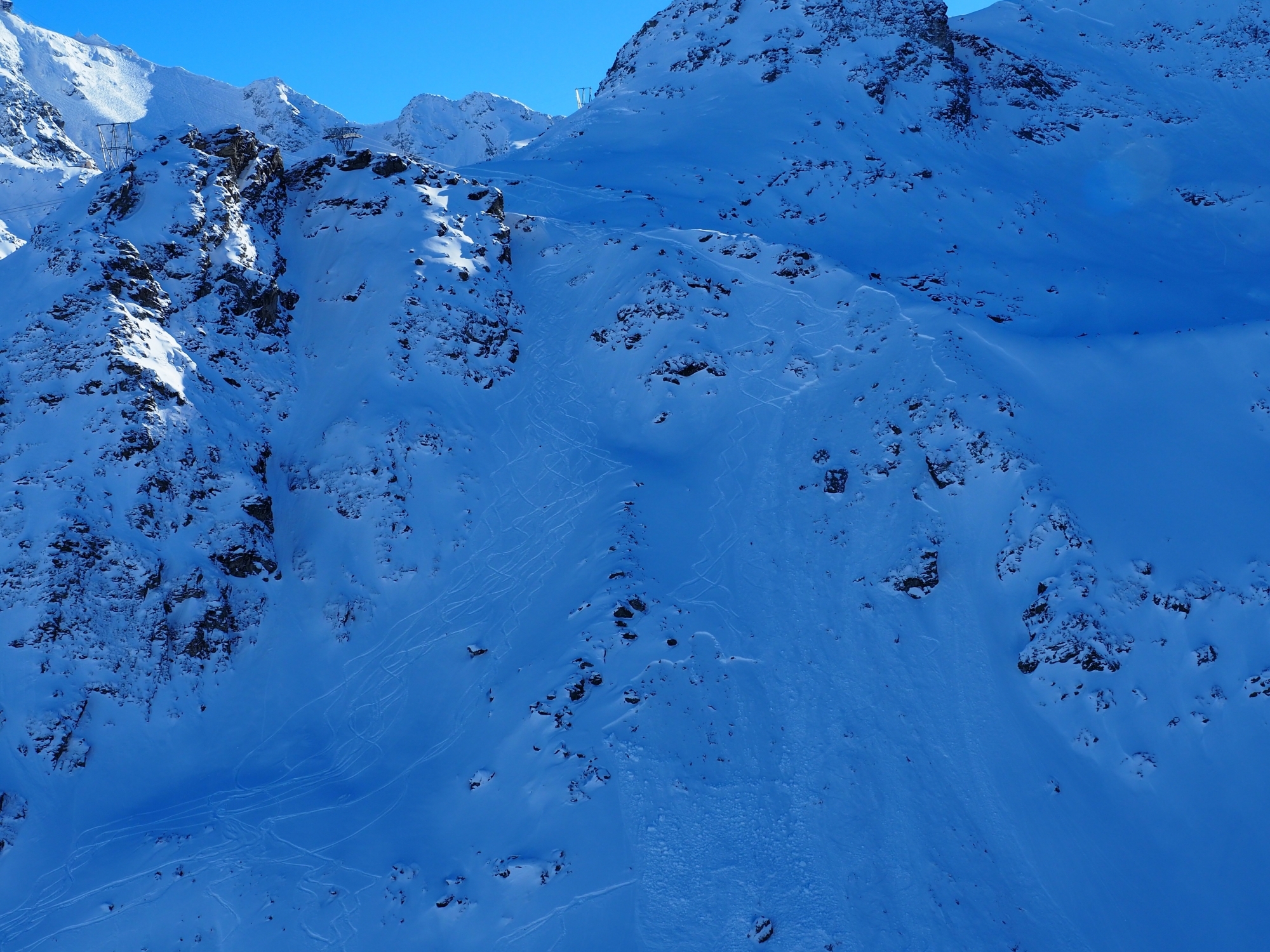 La police cantonale, le 144 et Air-Glaciers ont été engagés sur cette avalanche.