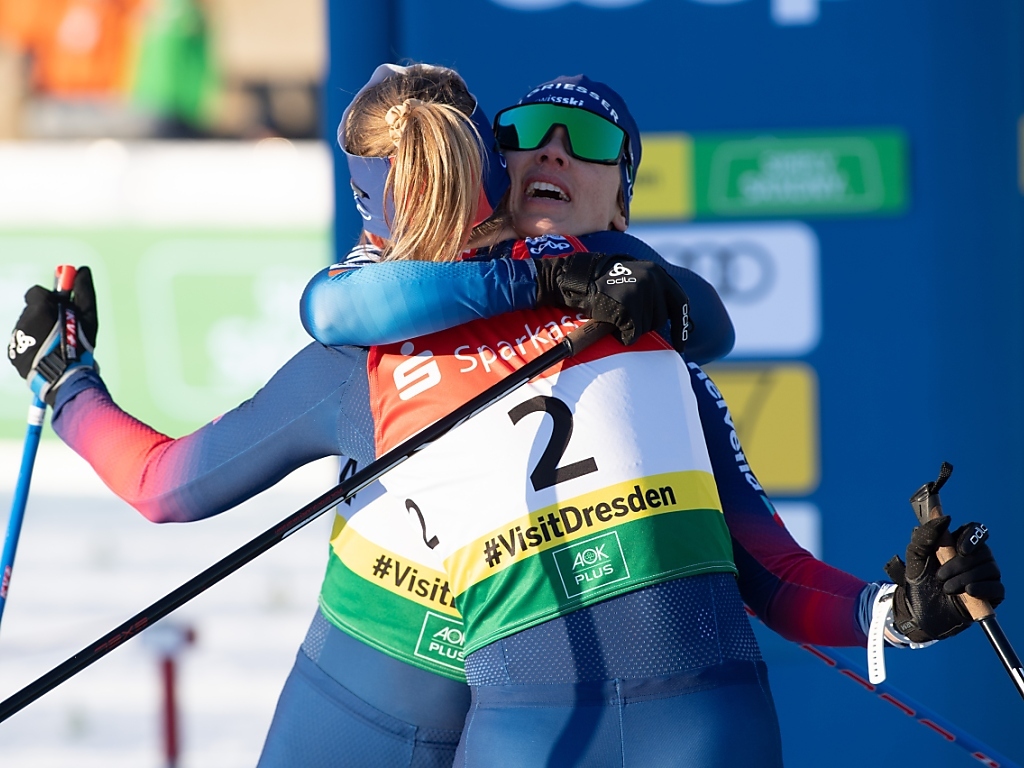 Nadine Faehndrich (de dos) et Laurien van der Graaff, le duo gagnant de Swiss-Ski.