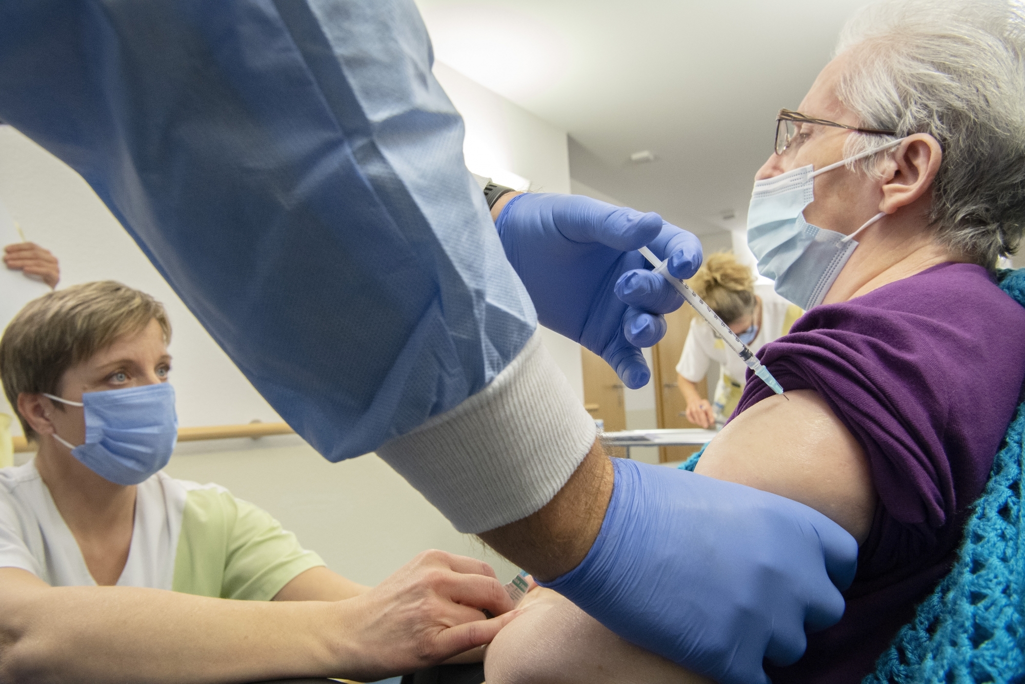 Pour l'instant, la vaccination se poursuit dans les homes et chez les médecins en cabinet.