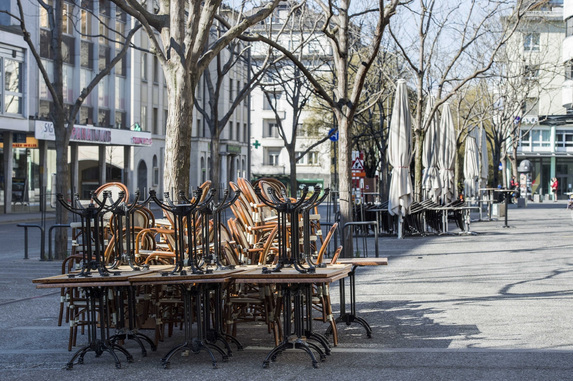 Les entreprises obligées de fermer à cause du coronavirus - ici les bistrots de la Place du Midi à Sion - ont jusqu'au 22 janvier prochain pour solliciter une aide du canton.