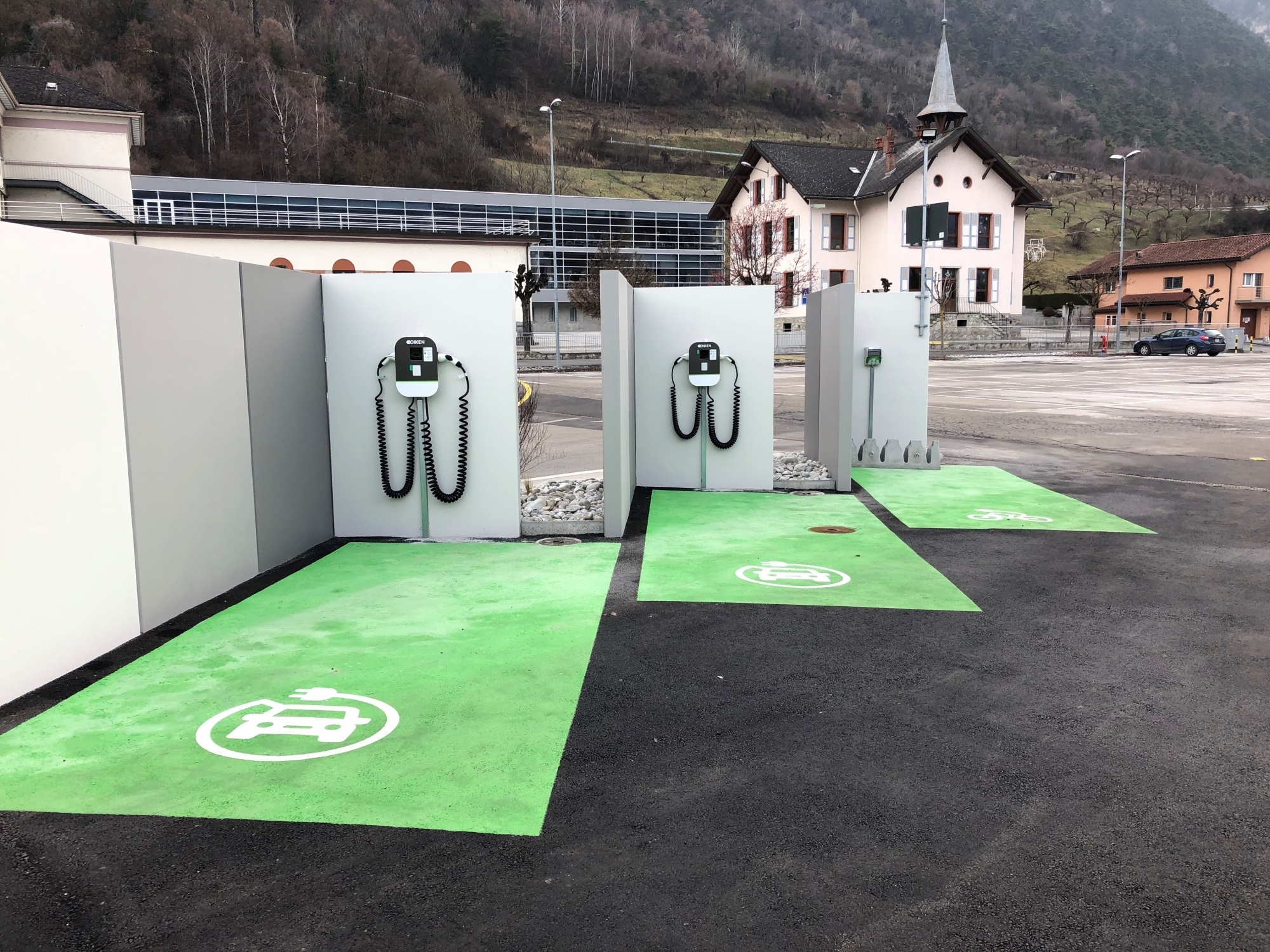 Trois bornes de recharge pour véhicules électriques ont été ajoutées sur l'éco-point de Grône.