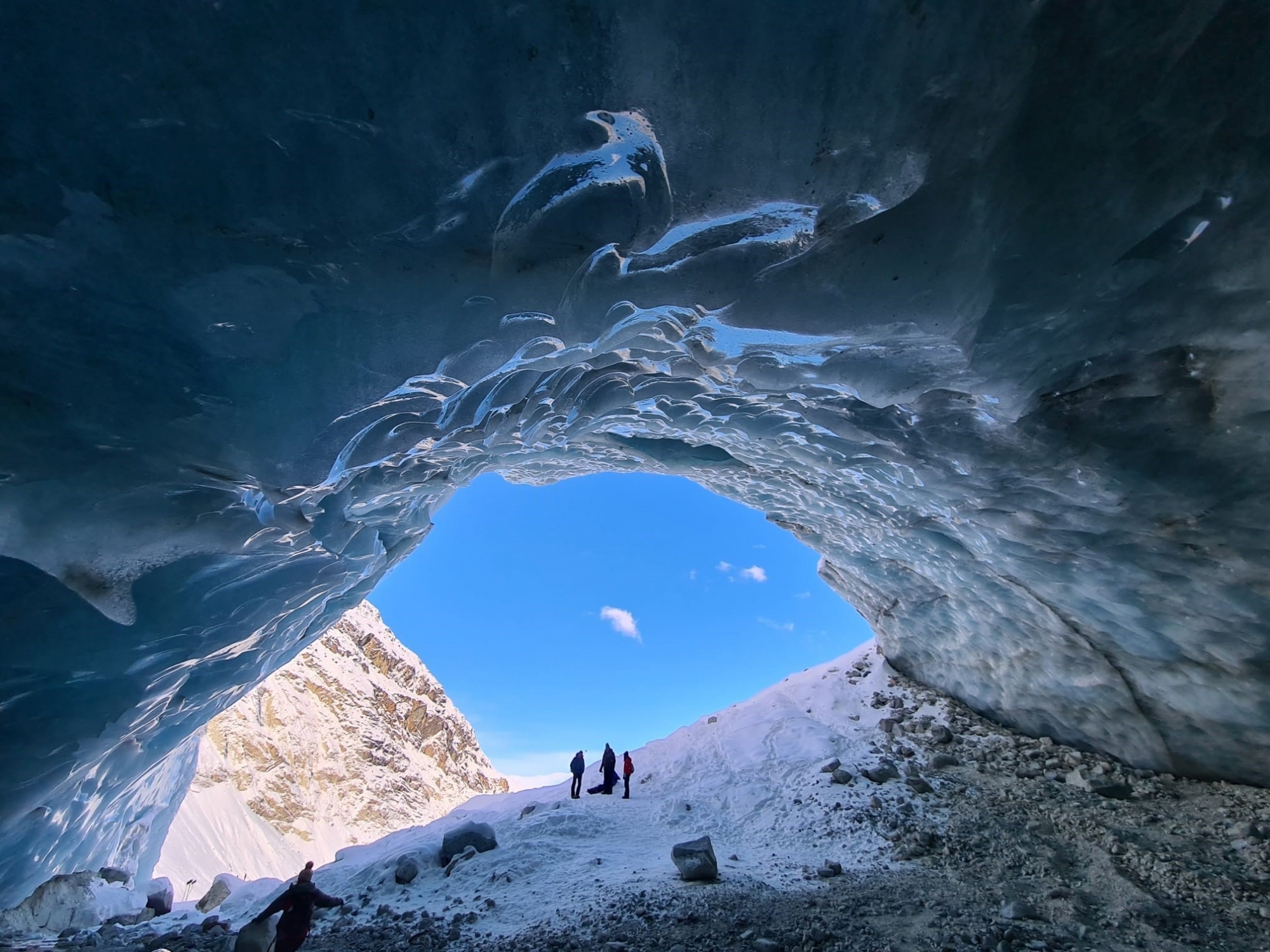 Des balades accompagnées permettent de découvrir la grotte du glacier de Zinal.