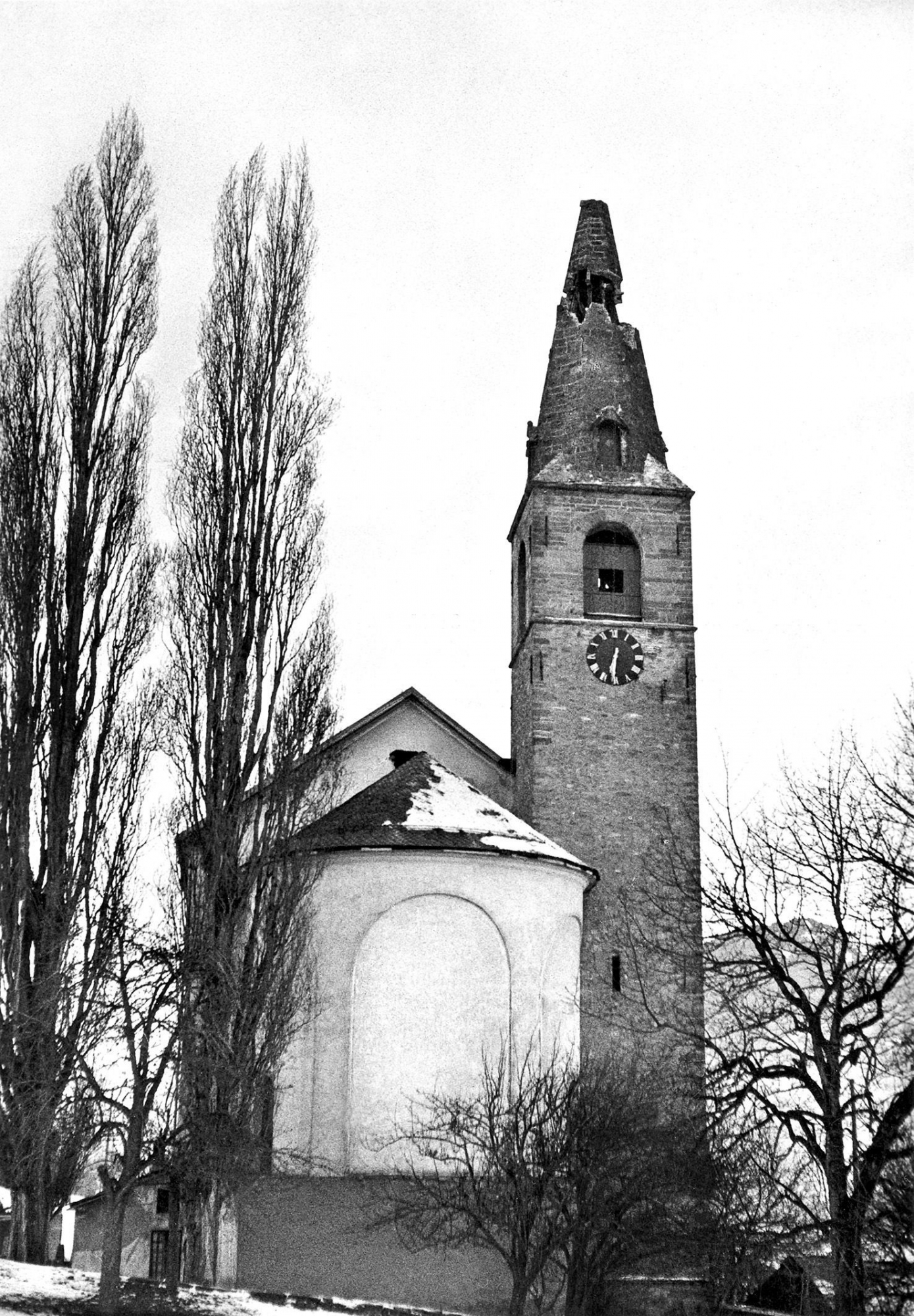 Le clocher de l’église de Chalais endommagé après le séisme du 25 janvier 1946.