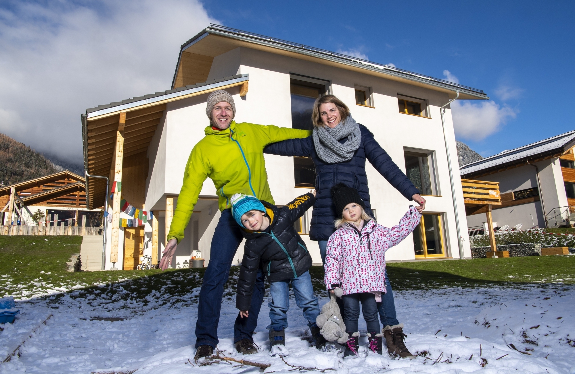 Stefan, Magali et leurs enfants ont emménagé fin juin à Vollèges. Une maison passive à l'impact environnemental réduit faite à 80% de matériaux naturels.