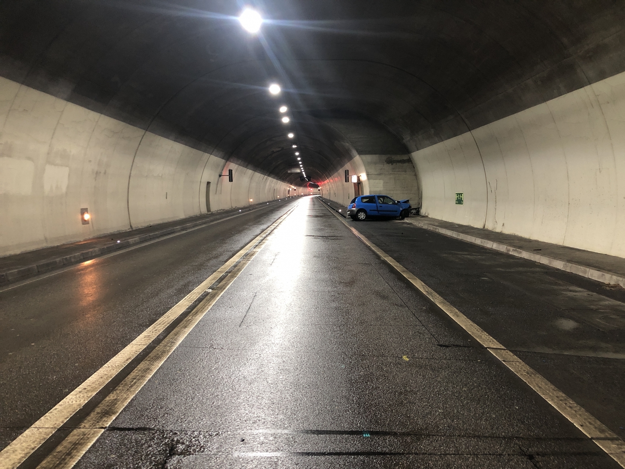 Indépendamment de l'accident mortel de mardi dans le tunnel du Mont-Chemin, l'OFROU a lancé une étude de variantes afin de déterminer la nécessité et les possibilités de sécuriser les murs perpendiculaires, tant dans les niches que pour les portails.