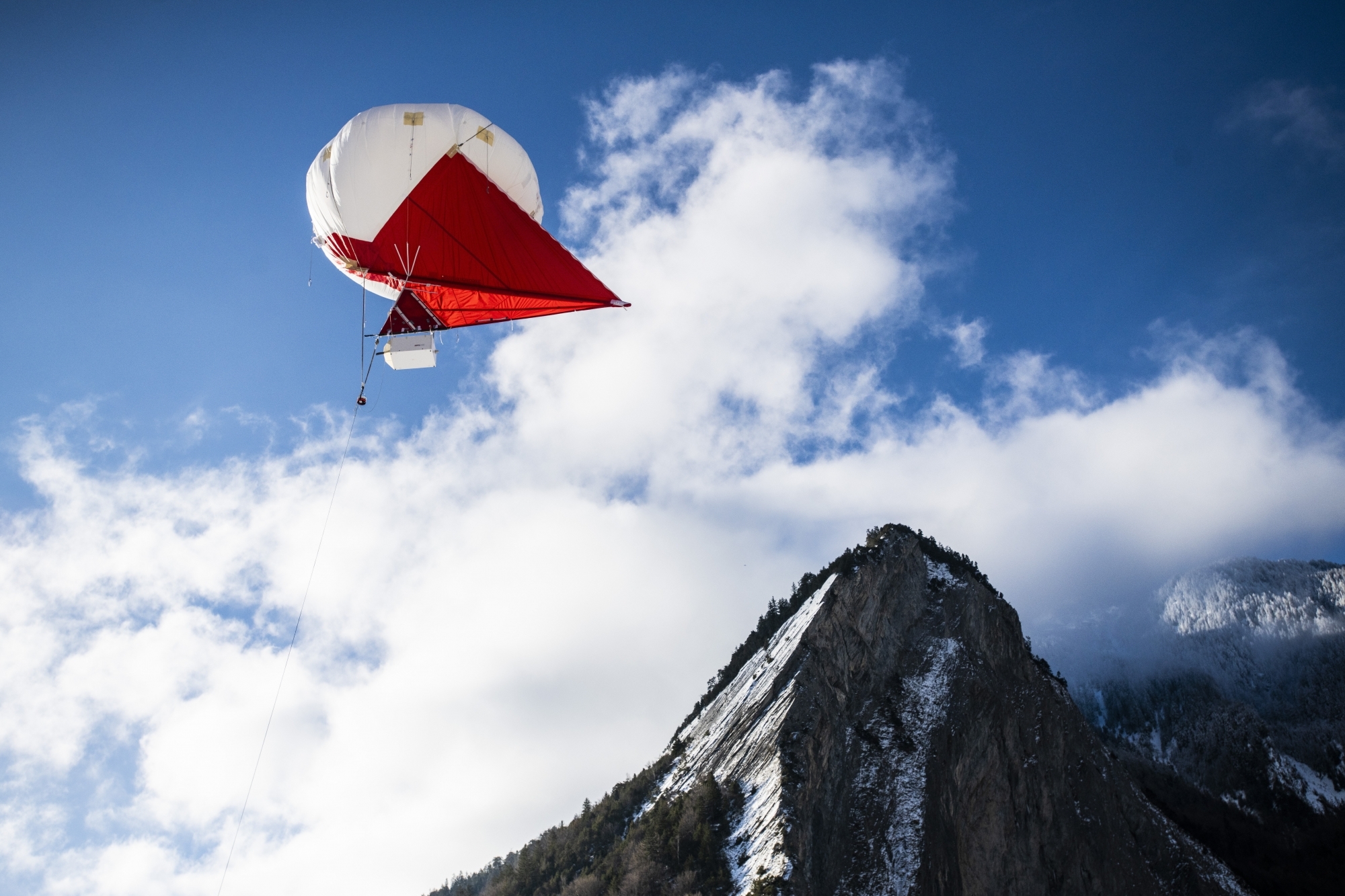 La campagne de mesures de la qualité et de la composition de l'air effectuée ces jours par une équipe de l'EPFL s'effectue à l'aide d'un ballon à hélium volant dans le ciel sembranchard. © Louis Dasselborne