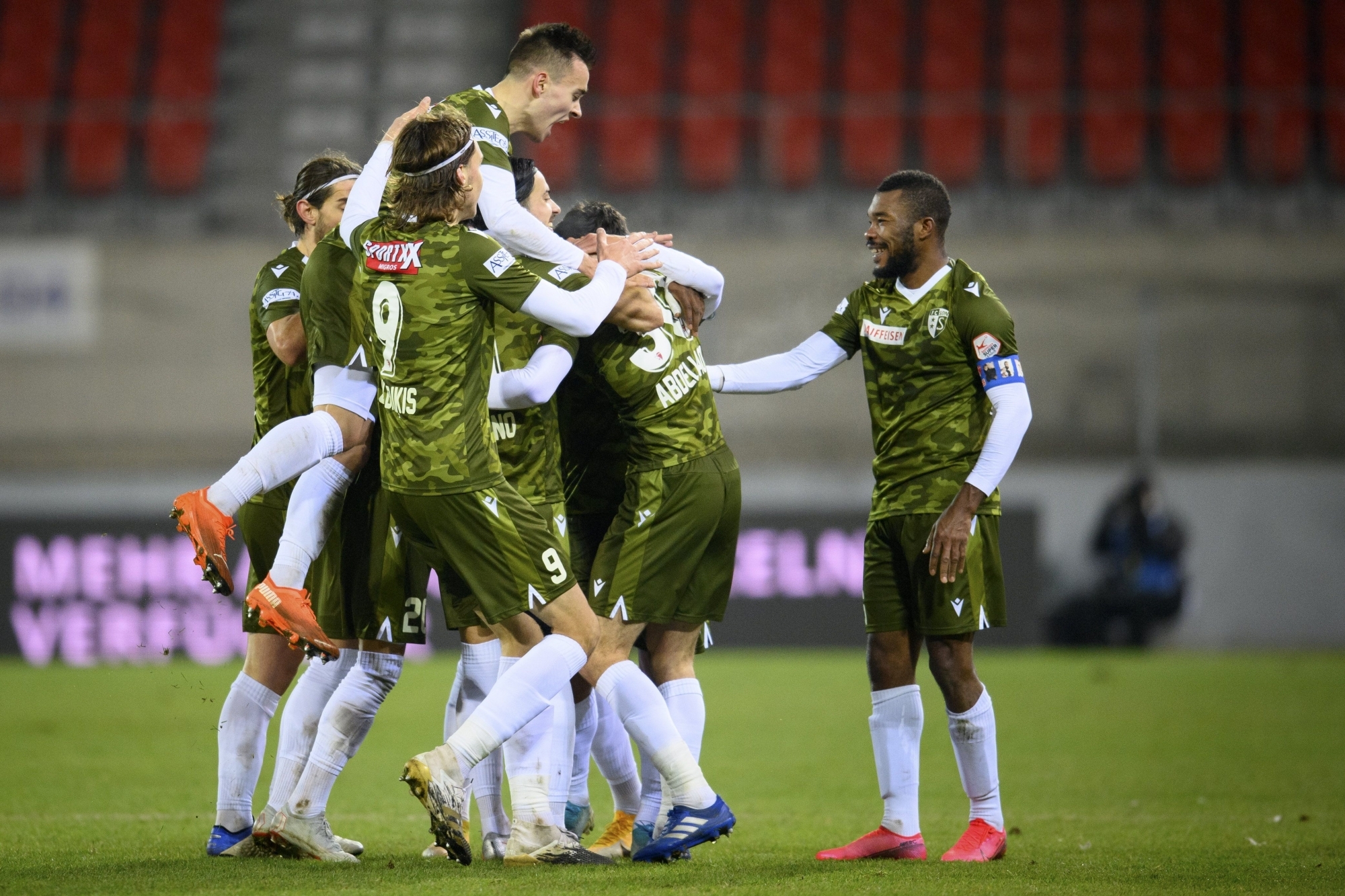 Les joueurs du FC Sion jubilent après le but inscrit à la dernière minute du temps réglementaire par Ayoub Abdellaoui contre le FC Vaduz.