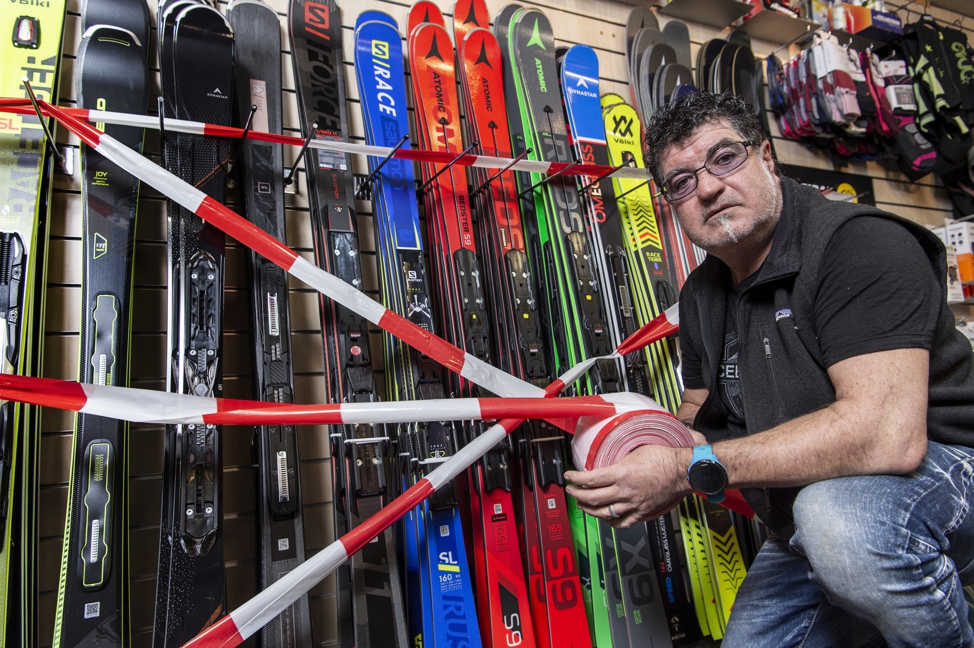 Comme le montre François Theytaz, patron de Theytaz Sports aux Collons, les secteurs vente des magasins de ski doivent être strictement fermés dès lundi. Mais les parties location et atelier resteront ouvertes.