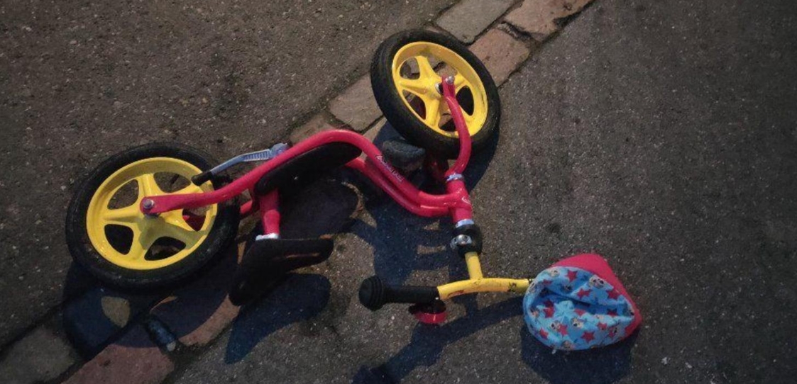 Le conducteur n'a pas pris garde à l'enfant de deux ans qui circulait à vélo et l'a écrasé.