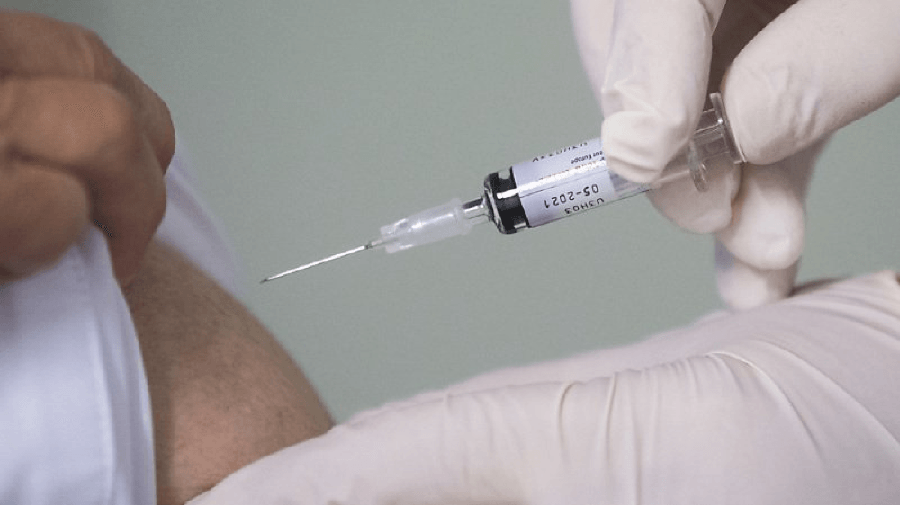 Deux doses de vaccin par personne seront nécessaires à un intervalle d’environ un mois.