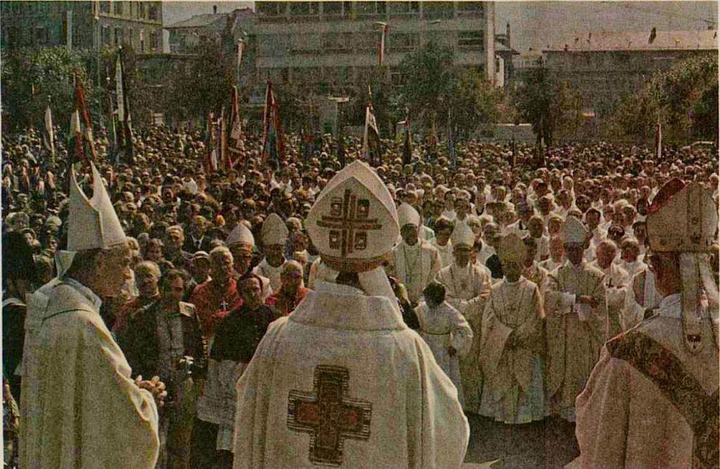 Le 17 septembre 1977 sur la place de la Planta, la foule est immense pour accueillir le nouvel évêque Henri Schwery.